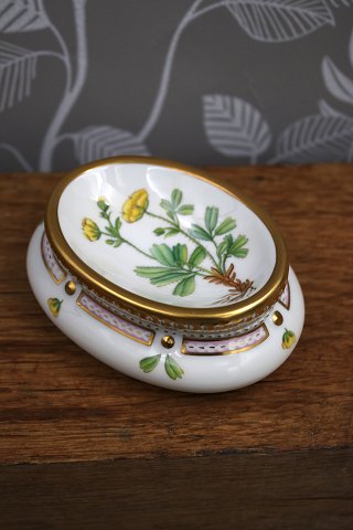 Saltkar i Flora Danica-stel produceretaf Royal Copenhagen i Danmark...