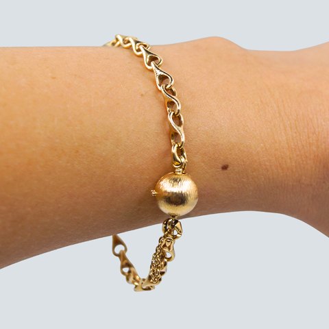 Ole Lynggaard; Small "Eight" Bracelet of 14k gold, with round clasp