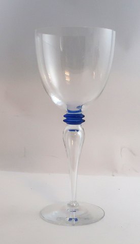 Attica, Royal Copenhagen med blå deco. Design Anja Kjær. Rødvin. Højde 21,5 cm.