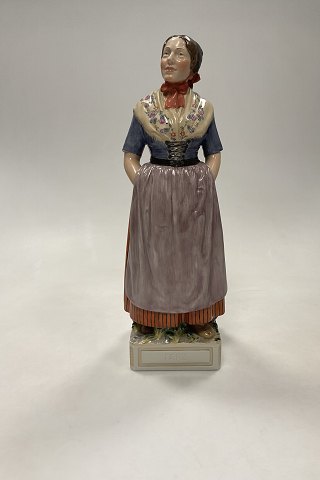 Royal Copenhagen Overglasur Figur Kvinde i Folkedragt Færøerne No. 12221