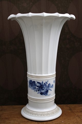 Hvid Hetsch vase med Blå Blomst motiv fra Royal Copenhagen.År 1960...