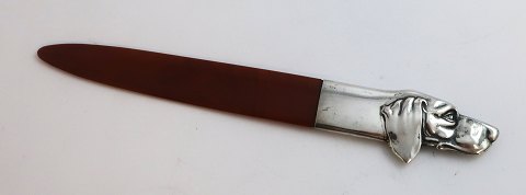 Brevkniv med motiv af hundehoved i sølv. (830). Længde 20,2 cm
