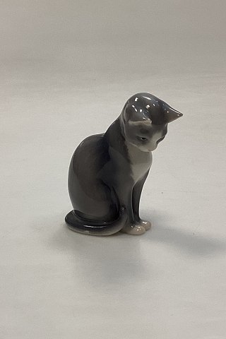 Royal Copenhagen Mini Collection Siddende Kat No. 687