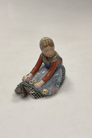 Royal Copenhagen Overglasur figur af Jylland Blomster Pige No. 12421