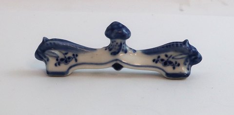 Royal Copenhagen. Musselmalet, riflet. Knivstol. Model 135. Længde 9 cm. (1 sortering).