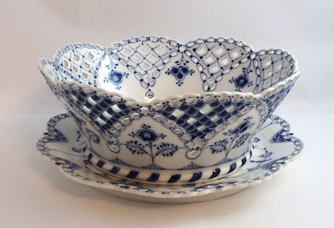 Royal Copenhagen. Musselmalet helblonde. Rund frugtskål med underfad. Model (1061 + 1062). Diameter på skålen er 23 cm. Højde 9 cm. Diameter på underfad 25 cm. (1 sortering). Produceret før 1923