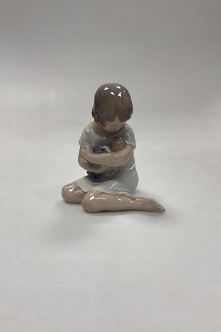Royal Copenhagen Figur Pige med Dukke No. 1938