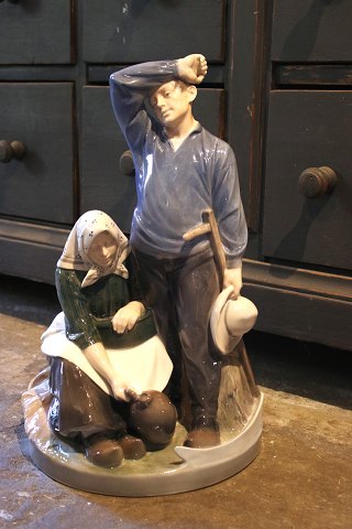 Stor porcelænsfigur fra Royal Copenhagen af Høstfolk. H: 43cm. RC.1352. 1.sort...