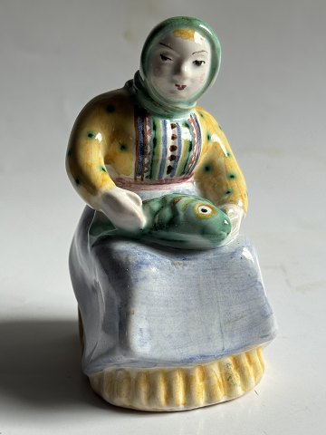 L. Hjorth figur af fiskerkone med fisk i sit skød