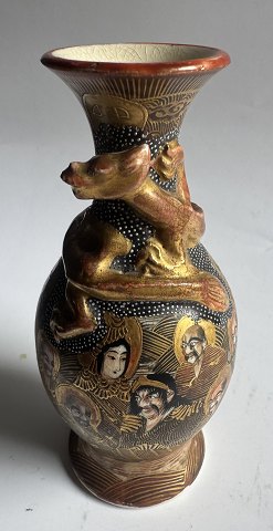 Satsuma vase med ansigtsdekorationer fra Japan