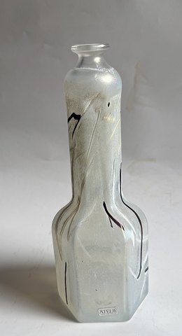 Kosta Boda: Black and white vase in glass by B. Vallien