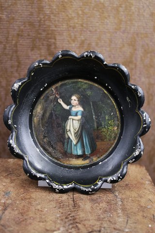 Dekorativ lille 1800 tals bemalet metal bakke med motiv af pige i skoven der fodre et egern...