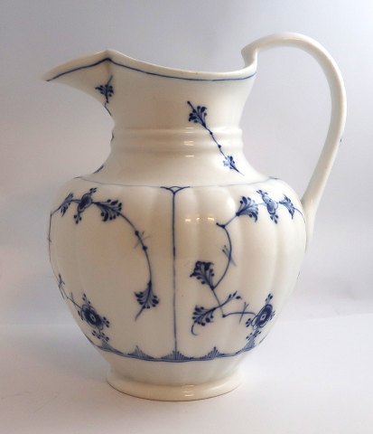 Royal Copenhagen. Musselmalet, riflet. Chokoladekande / punchekande. Model 392. Højde 22 cm. (1 sortering). Produceret før 1923