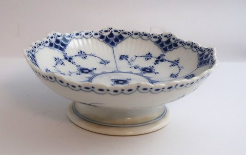 Royal Copenhagen. Musselmalet Halvblonde. Kagefad på lille fod. Model 511. Diameter 17,5 cm. (1 sortering).