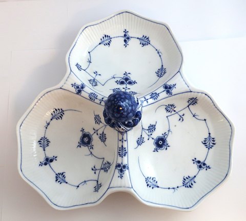 Royal Copenhagen. Musselmalet, riflet. Cabarat fad, tredelt. Model 18. Diameter 33 cm. Medfødt brændingsfejl og muligvis lille slibning Se foto 4. Produceret før 1923. (2 sortering)
