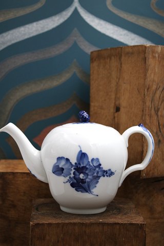 Rare small teapot in Blue Flower Braided from Royal Copenhagen.H: 13cm...