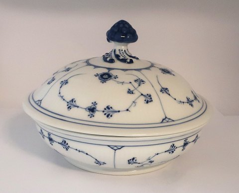 Royal Copenhagen. Blue fluted, plain. Round lidded dish. Model 397. Diameter 23 cm. (1 quality). Produced before 1923