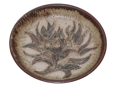 Royal Copenhagen keramikStor skål med stiliseret blomst og svungne blade i relief af Gerd Bøgelund