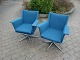 Et par hvile stole på dreje stokkel i blåt uldstof  dansk design  fra 1960´erne 5000 m2 udstilling