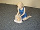 Kgl. figur nr. 543, dame med baby, i 1. sortering. H: 18 cm. 5000 m2 udstilling.