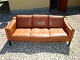 3 pers sofa  i cognac farvet læder i perfekt stand dansk design fra 1960 erne 5000 m2 udstilling
