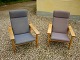 Hvile stole i egetræ med uldstof designet af  Hans Wegner fra Getama møbelfabrik 5000 m2 udstilling