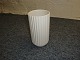 Blomstervase i  cylinder formet riflet hvidt porcelæn" Lyngby vasen"Højde:  16 cm 5000 m2 udstilling