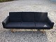 sofa 3 pers  i egetræ med sort uld tegnet af Hans Wegner model GE 2365000 m2 udstilling
