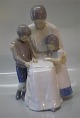 B&G figur1644 Læsende mor med børn IPI 28 cm