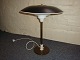 Bordlampe tegnet af Poul Henningsen model 4/3 med sort metal skærm i fin stand 5000 m2 udstilling