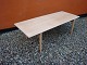 Sofabord i egetræ designet af Hans Wegner lavet på Getama møbelfabrik istandsat 5000 m2 udstilling