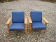 Et par hvilestole designet af Hans Wegner model GE 290 med blåt uldstof i fin stand 5000 Udstilling