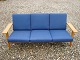 Sofa 3 pers i lys egetræ Designet af Hans Wegner med blå uldstof i fin stand  5000 m2 udstilling