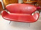 1 Svane sofa designet af Arne Jacobsen med indisk rødt læder fra 1963 i perfekt stand 5000 m2 udstilling