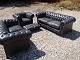 ChesterfieldSofagruppe i sort læder sælges enkelvis eller samlet 5000 m2 udstilling