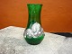 Vase i Jugendstil i grønt glas med tinbeslag. 5000 m2 udstilling.