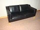 Børge Mogensen. 2 pers sofa  model, 2213 betrukket med sort læder elegance, 5 år gammel, er i god stand, 5000 m2 udstilling