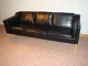 Børge Mogensen. 3 pers sofa model, 2213 betrukket med sort læder elegance, 5 år gammel, er i god stand, 5000 m2 udstilling