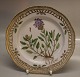 Kongelig Dansk Porcelæn Flora Danica20-3554  Fad til lille rund frugtkurv, flad tallerken med gennemskåret bort 23 cm Brunella grandiflora Jaeq. Fra år 1969.