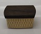 582 Smørdåse med trælåg 7 x 13 cm (1964) Bing & Grøndahl Relief Quistgaard for B&G / Nissen Kronjyden Stoneware