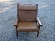 Stol med skammel i egetræ med brunt skind lavet på Getama Møbelfarik designet af Hans Wegner 5000 m2 udstilling