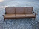 3 pers sofa i brunt læder lavet på Getama møbel fabrik og tegnet af hans wegner5000 m2 udstilling