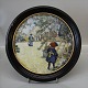 Kongelig Dansk Motiv # 4 Malt i 1906 "Mor og barn i æblegården"  Rund Carl Larsson porcelænsplatte i træramme26 cm