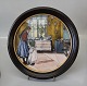 "Køkkenet fra 1896 Motiv 3. Kongelig Dansk  Rund Carl Larsson porcelænsplatte i træramme 26 cm