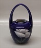 Royal Copenhagen 559-29 Kgl. Vase med hank Blomst på mørkeblå baggrund 20 cm Malernr 55 før 1923