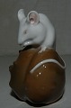 Kgl. figur i porcelæn af hvid mus på sten