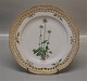 Kongelig Dansk Porcelæn Flora Danica20-3554  Fad til lille rund frugtkurv, flad tallerken med gennemskåret bort 23 cm. Parnassia palustris L.  Fra år 1947.