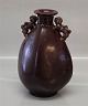 Kongelig Dansk Stentøj20877 Kgl. Vase med to løvehanke Okseblodsglasur Bode Willumsen feb. 1948 23 cm høj og 16 cm bred