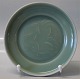 Kongelig Dansk Stentøj2705-1 Kgl. Signeret Jais Nielsen Celadon glaseret skål med fabeldyr i relief 15,5 cm