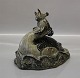 Kongelig Dansk Stentøj22003 Kgl. Skallesluger - lappedykker 21 x 23 cm, KK, marts 1963